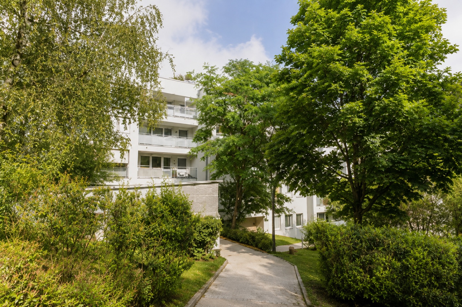Das Praxishaus in der Dr. Hild-Gasse 2-8 in Purkersdorf, im Grünen gelegen